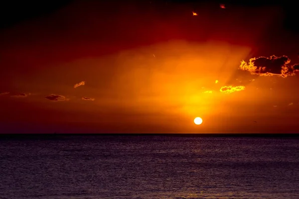 Tournage de la belle heure dorée avec ciel orange et rouge sur la mer — Photo