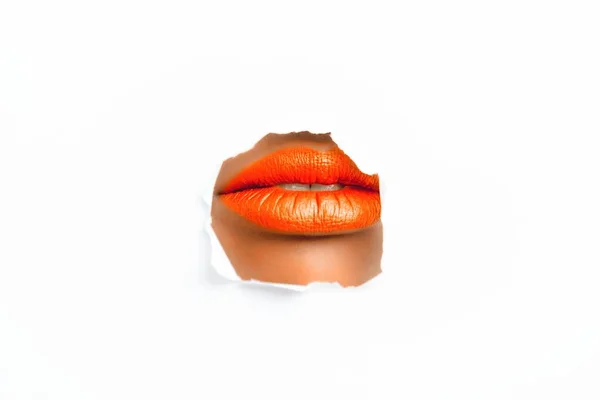 Horizontale Nahaufnahme von Lippen mit orangefarbenem Lippenstift auf weißem Hintergrund — Stockfoto