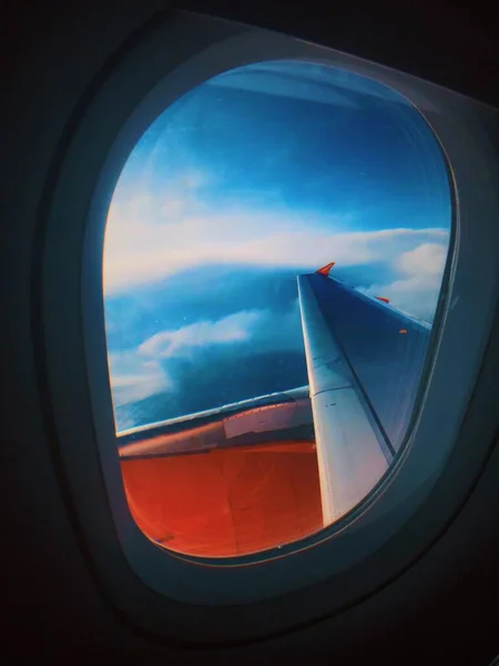Flygplansvinge Visas Genom Fönstret Med Bakgrunden Hisnande Molnig Himmel — Stockfoto