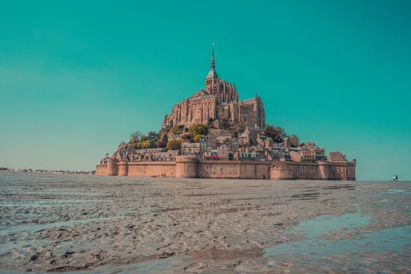 Castillo de hormigón gris francés situado en la playa que parece hecho de arena —  Fotos de Stock