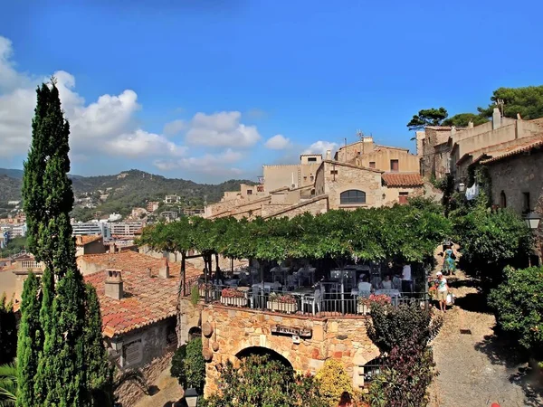 Beau paysage d'une vieille ville avec un café confortable en Espagne, Tossa de mar — Photo