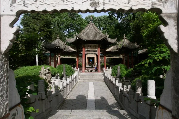 Vue horizontale de la mosquée de style chinois à Xian, en Chine, entourée d'arbres verts — Photo