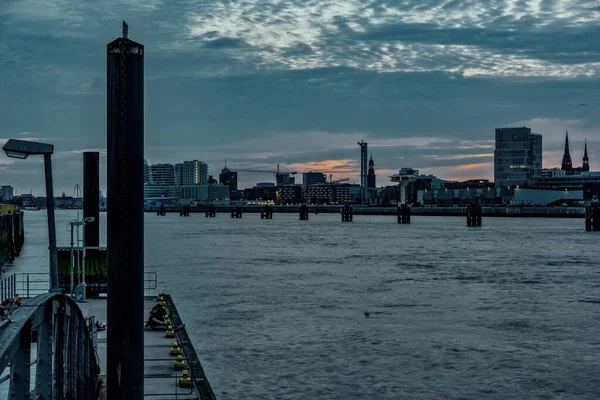 Vue d'ensemble d'un paysage urbain moderne près d'un plan d'eau au crépuscule. Parfait pour un papier peint — Photo