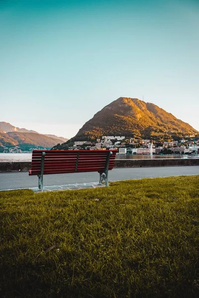 Tiro Vertical Banco Exterior Madeira Vermelha Perto Lago Com Fundo — Fotografia de Stock