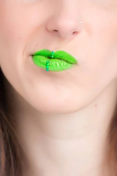 Verticale close-up shot van een vrouw met een groene lippenstift - geweldig voor een artikel over cosmetica — Stockfoto