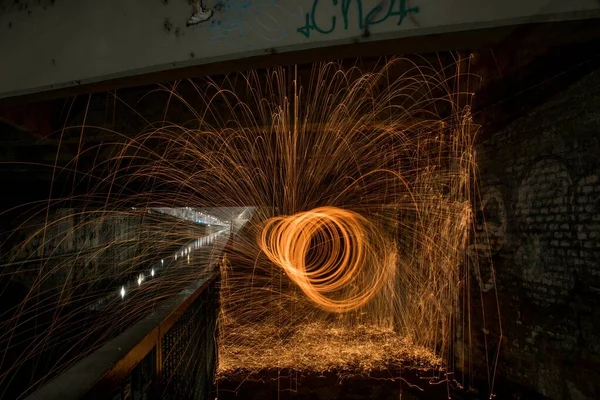 Bella lana d'acciaio effetto luce in un dipinto con motivi unici durante la notte a Milano, Italia — Foto Stock