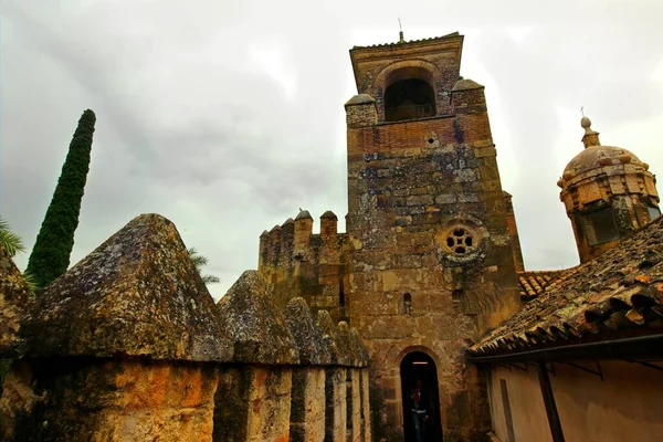 Nízký úhel záběru středověké zvonice v zámku Alcazar of Cordoba, Španělsko — Stock fotografie