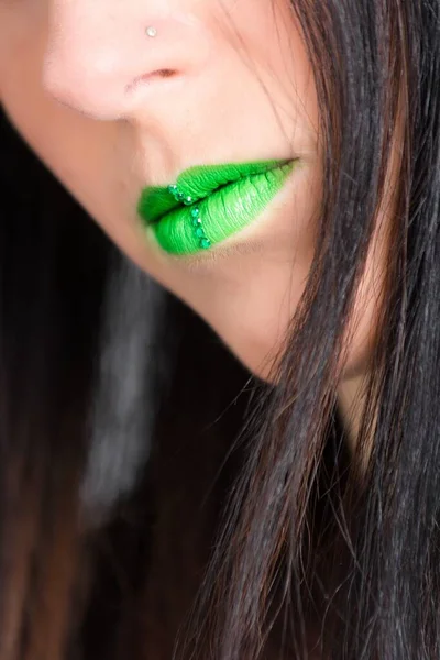 女性使用绿色口红的垂直特写照片 很适合写化妆品的文章 — 图库照片