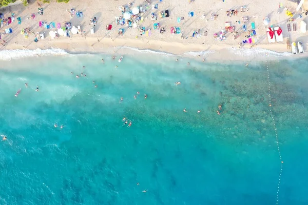 Повітряний Постріл Людей Які Насолоджуються Пляжем Сонячний День Макарській Хорватія — стокове фото