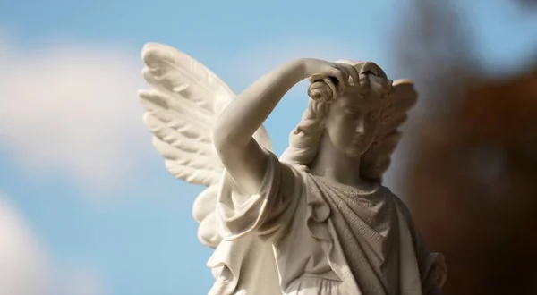 Horizontal shot of an angel statue in a cemetery weathered by time but still a powerful image — Stock Photo, Image