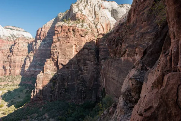 Fotografía horizontal de preciosos acantilados medio cubiertos de rayos solares en el Parque Nacional de Zion, Estados Unidos —  Fotos de Stock