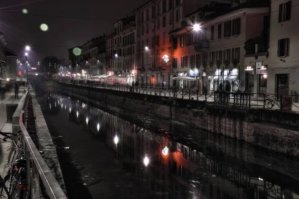 Bela imagem em tons de cinza de edifícios de concreto italianos refletidos no lago em Milão, Itália — Fotografia de Stock