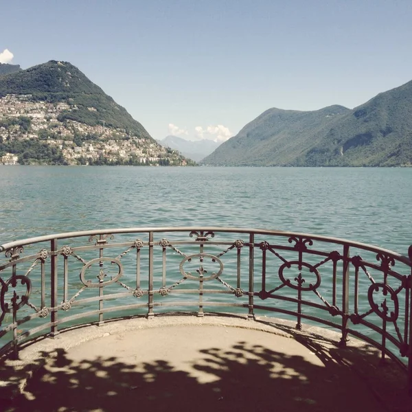 Uno Splendido Scenario Alte Montagne Verdi Vicino Mare Balcone Cemento — Foto Stock