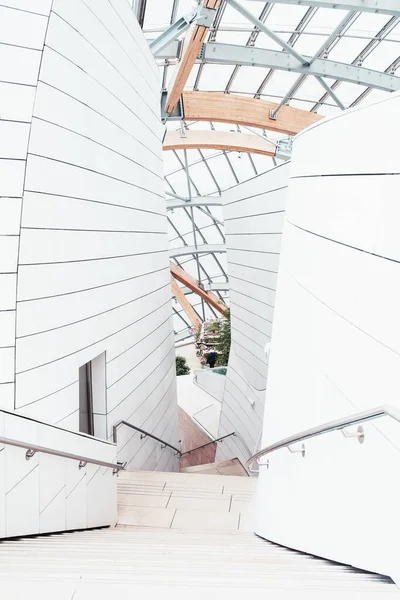 Centro de negócios branco com belas texturas e um design único com escadas interiores — Fotografia de Stock