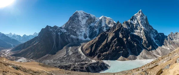 Paisagem tiro de belas montanhas Cholatse ao lado de um corpo de água em Khumbu, Nepal — Fotografia de Stock