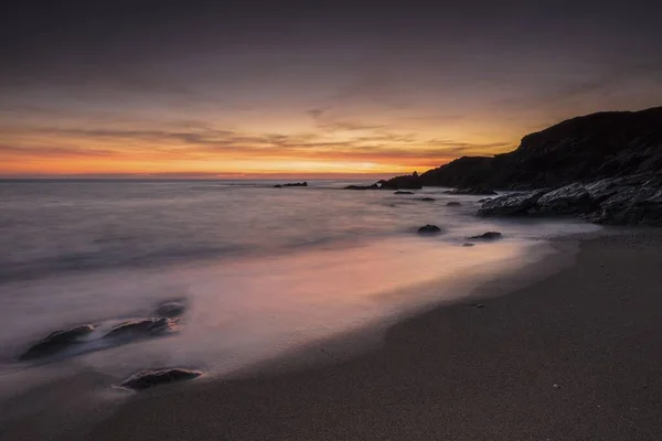 Schöner abend mit atemberaubendem sonnenuntergang in newquay, cornwall, uk — Stockfoto