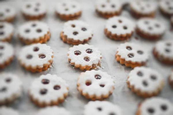 Horizontal plano de enfoque superficial de deliciosas galletas - hecho para la fiesta de Nochebuena —  Fotos de Stock