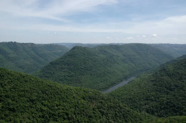 Beau paysage d'une vallée verdoyante à couper le souffle avec une rivière qui coule à travers . — Photo