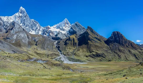 페루의 코르디예라 후아 후아슈 산맥의 숨막힐 듯 한 산맥의 아름다운 풍경 — 스톡 사진