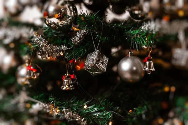 Primer plano de un árbol de Navidad decorado con luces de cuerda y hermosos adornos — Foto de Stock