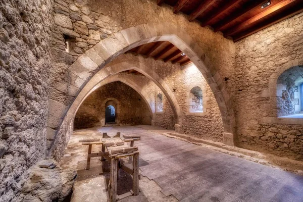 Fotografía horizontal del interior de un antiguo edificio con arco durante el día —  Fotos de Stock