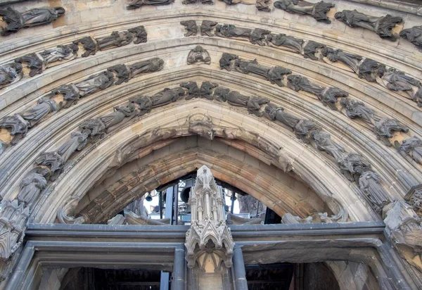 Colpo basso dell'ingresso della chiesa gotica di San Nicola ad Amburgo — Foto Stock