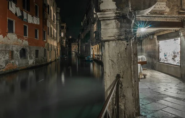 Imagen horizontal de un canal entre antiguos edificios italianos por la noche en Venecia, Italia — Foto de Stock