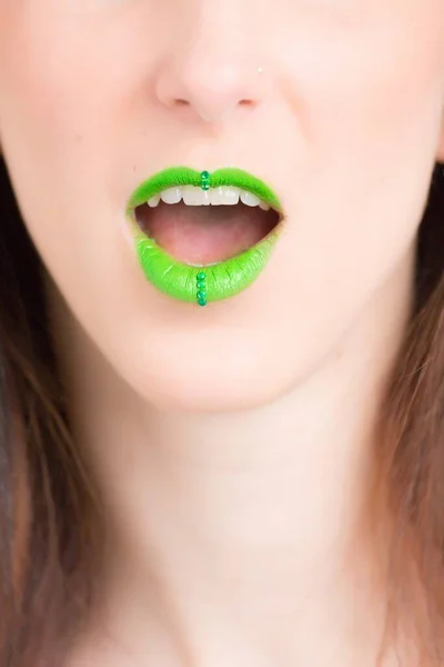 Tiro de close-up vertical de uma mulher usando um batom verde - ótimo para um artigo sobre cosméticos — Fotografia de Stock