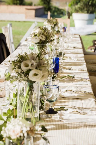 Tiro vertical de uma mesa de casamento decorada com flores brancas — Fotografia de Stock