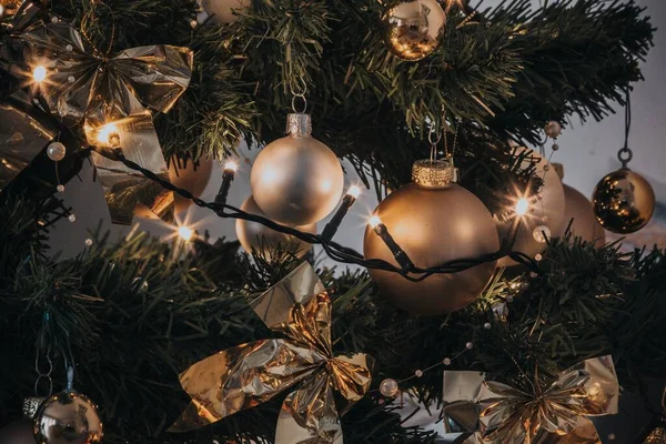 Mise au point peu profonde de belles boules et de lumières suspendues à un arbre de Noël — Photo