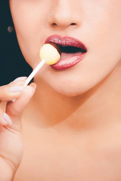 Een Close Shot Van Een Vrouw Met Een Rode Lipgloss — Stockfoto