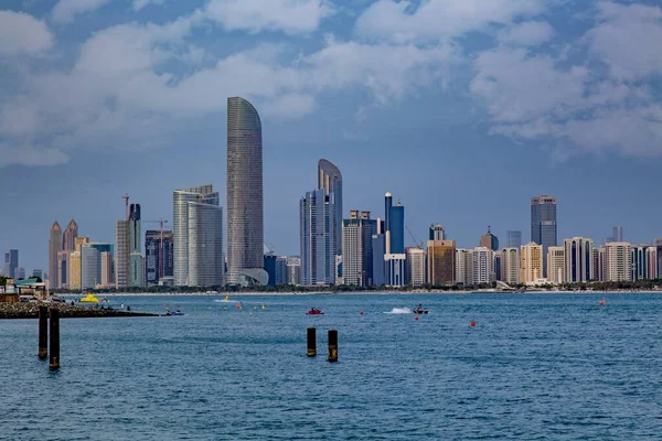 Вранці місто Дубай і озеро з чудовими хмарочосами на задньому плані. — стокове фото