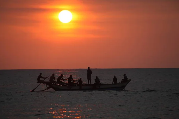 Pescadores en el mar al atardecer . — Foto de Stock