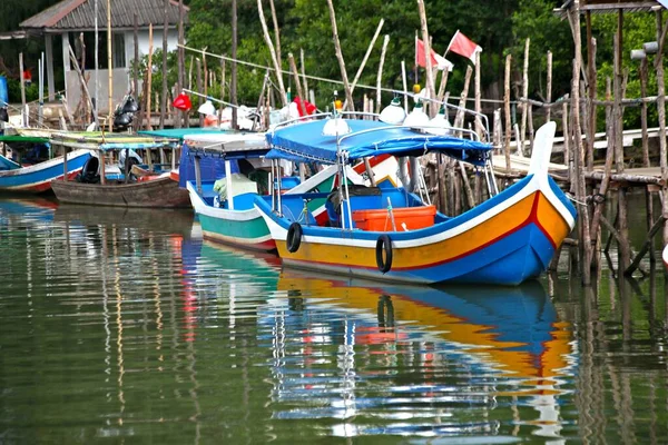 Poziome ujęcie kolorowych łodzi rybackich w pobliżu drewnianego molo w Langkawi, Malezja — Zdjęcie stockowe