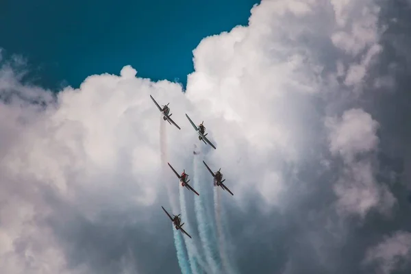 Bir Dizi Uçağın Alçak Açılı Çekimi Bulutlu Gökyüzünün Altında Bir — Stok fotoğraf