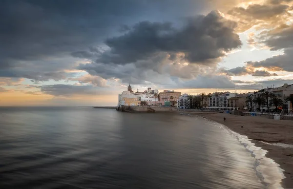 Hermosa toma de edificios cerca de la playa bajo un cielo nublado —  Fotos de Stock