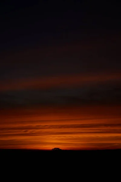 夜间以橙色和黄色图层俯瞰天空的景象 — 图库照片