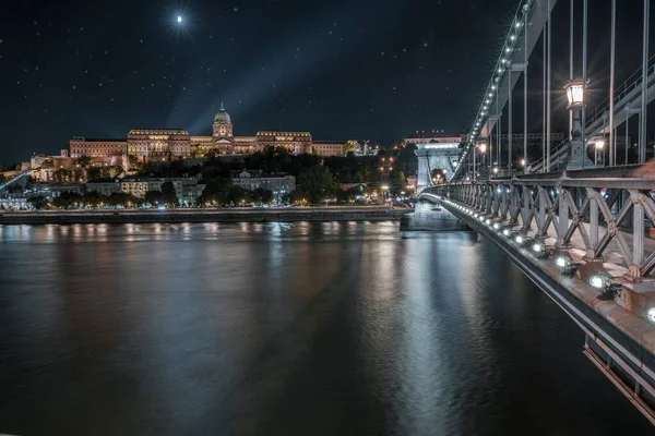 Fotografia noturna da Ponte Széchenyi com o Parlamento húngaro Edifício visível em Budapeste — Fotografia de Stock