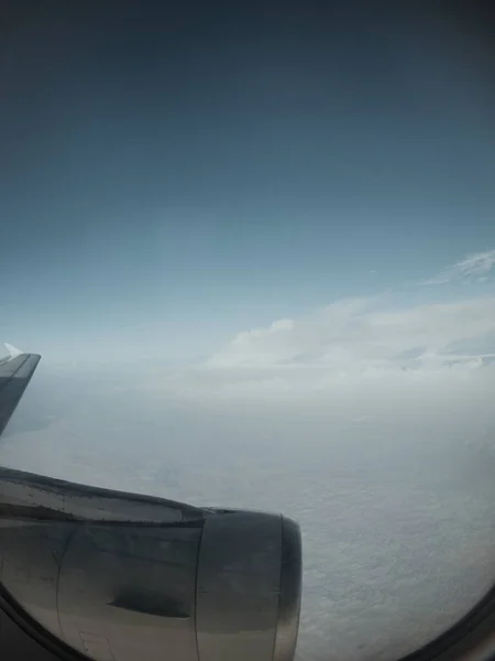 Disparo vertical de nubes y un cielo azul disparado desde un avión — Foto de Stock