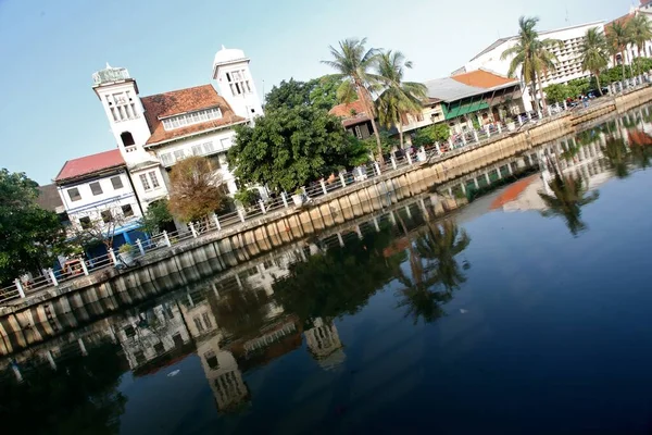 Colpo orizzontale del centro storico di Jakarta riflesso nell'acqua durante il giorno — Foto Stock