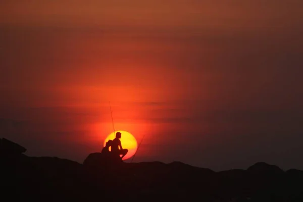 Une Silhouette Beau Couple Assis Sur Rocher Profitant Vue Imprenable — Photo
