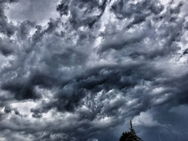 Horizontale Graustufenaufnahme verrückter dunkler Wolken - perfekt für einen kühlen Hintergrund — Stockfoto