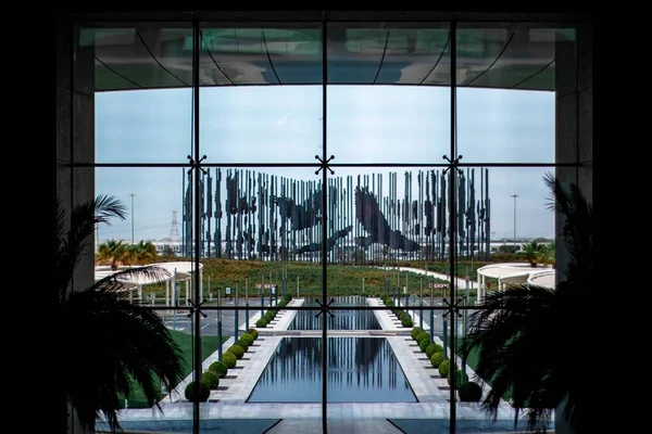 Vista di una lussuosa piscina verticale con aquile decorative fuori da una finestra — Foto Stock