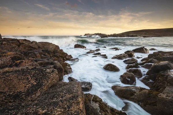 Belle journée à l'océan flou avec de gros rochers à Sainte-Agnès, Îles de Scilly, Cornouailles, Royaume-Uni — Photo