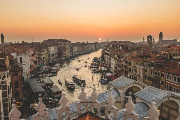 Alto ángulo de tiro del gran canal en medio de edificios con barcos navegando en él — Foto de Stock