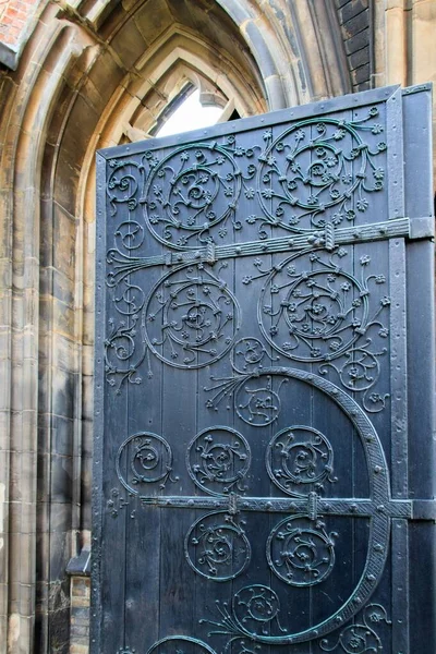 Függőleges lövés a régi ajtó gyönyörű minták gótikus újjászületés templom St. Nicolas Hamburgban — Stock Fotó