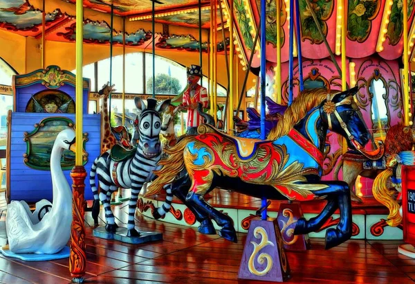 Giostra con cavalli colorati di giorno — Foto Stock