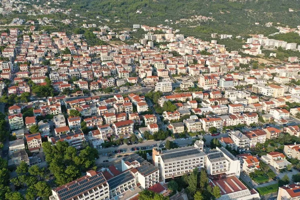 克罗地亚马卡尔斯卡森林山附近建筑物的空中拍摄 — 图库照片