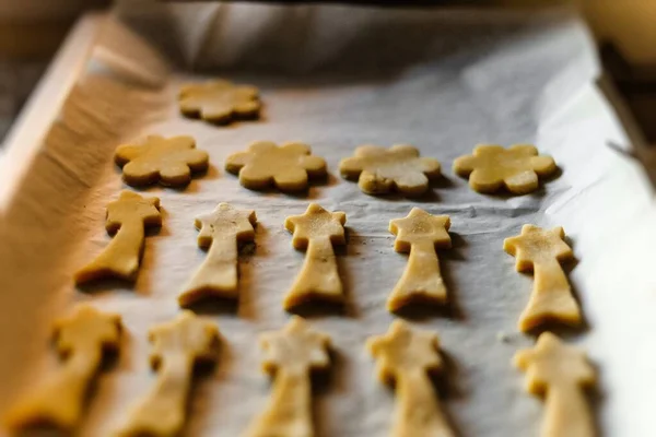 異なる形状のトレイでおいしいかわいいクリスマスクッキーの選択的なクローズアップショット — ストック写真