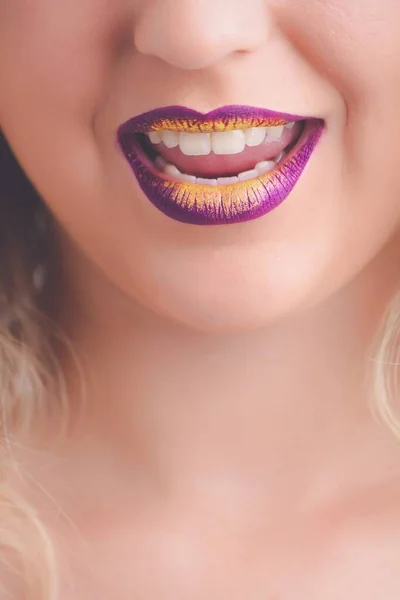 Close Uma Fêmea Usando Batom Roxo Amarelo Com Belo Sorriso — Fotografia de Stock